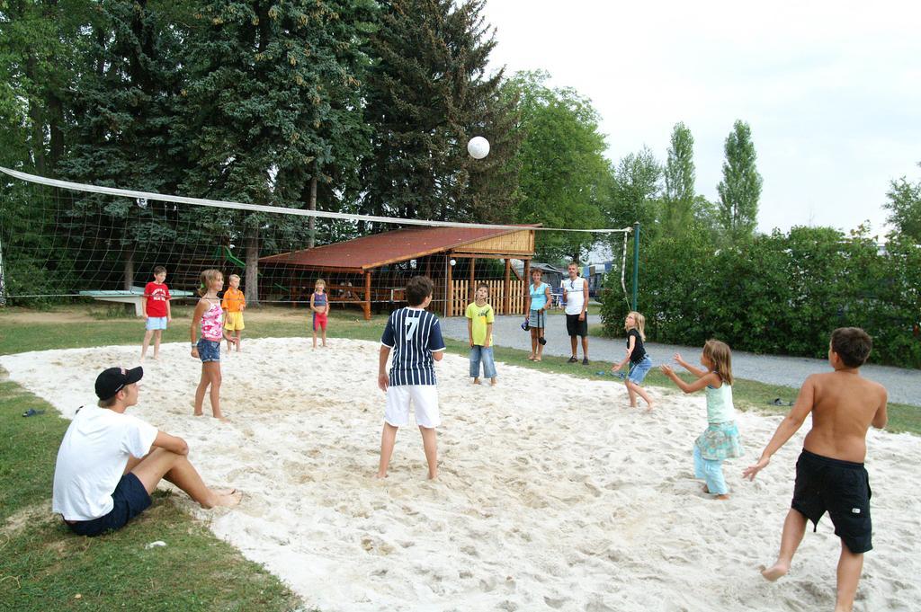 Camping Oase Praha Hotel Zlatniky  ภายนอก รูปภาพ