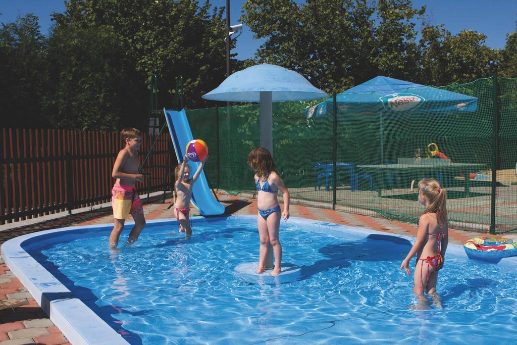 Camping Oase Praha Hotel Zlatniky  ภายนอก รูปภาพ