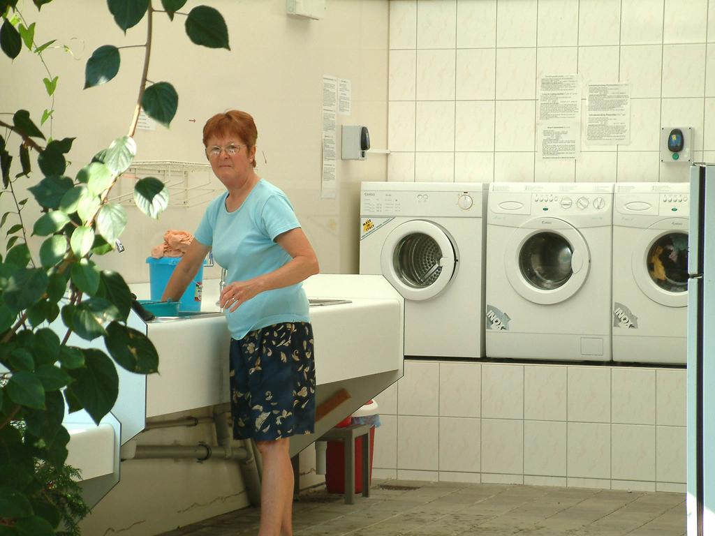 Camping Oase Praha Hotel Zlatniky  ภายนอก รูปภาพ