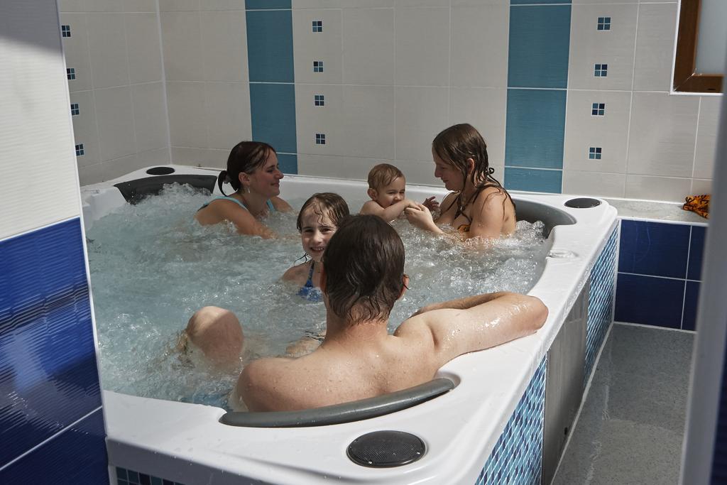 Camping Oase Praha Hotel Zlatniky  ภายนอก รูปภาพ